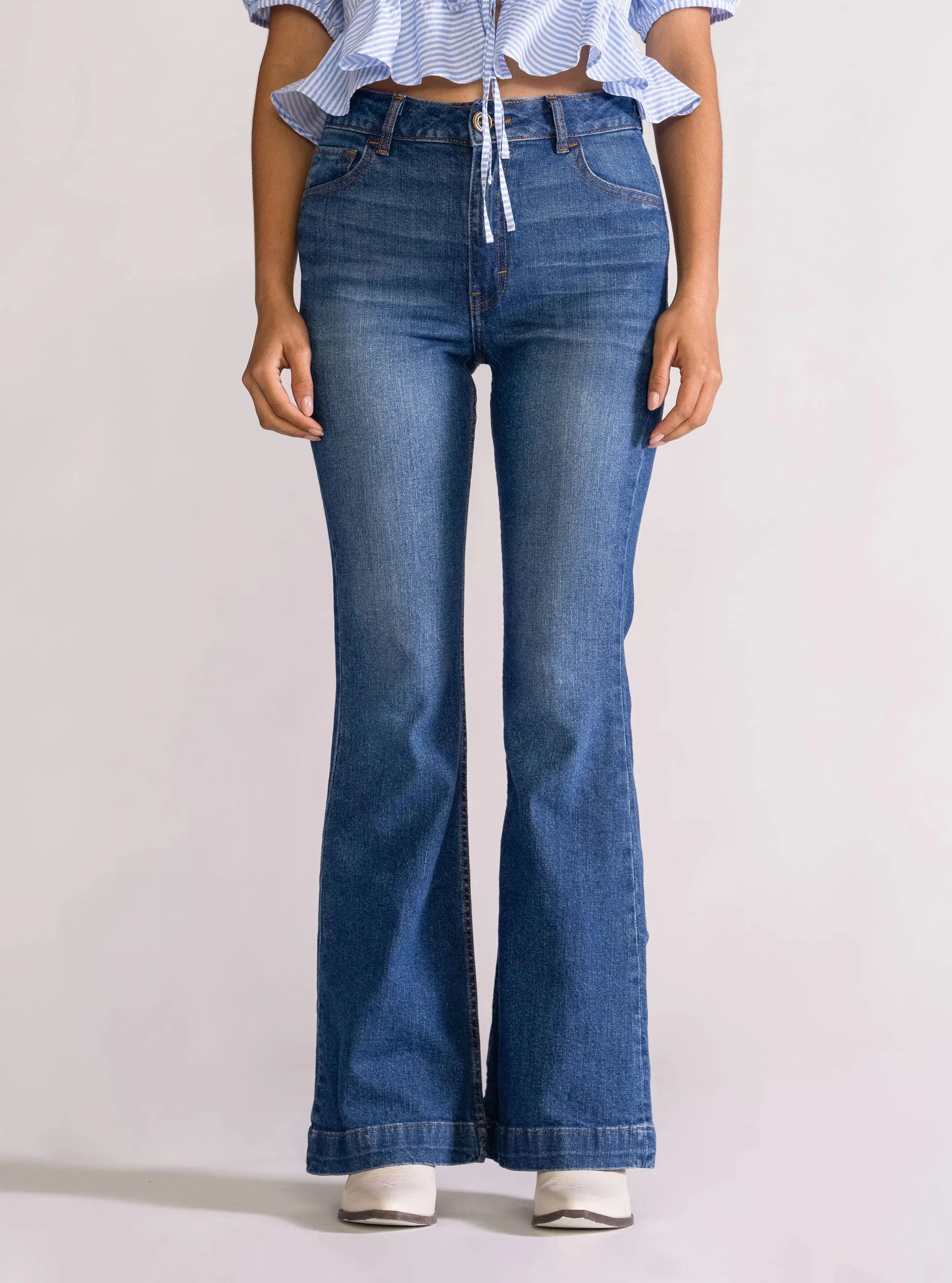 Boogie Wonderland Bell Bottom Jeans, Azul Claro