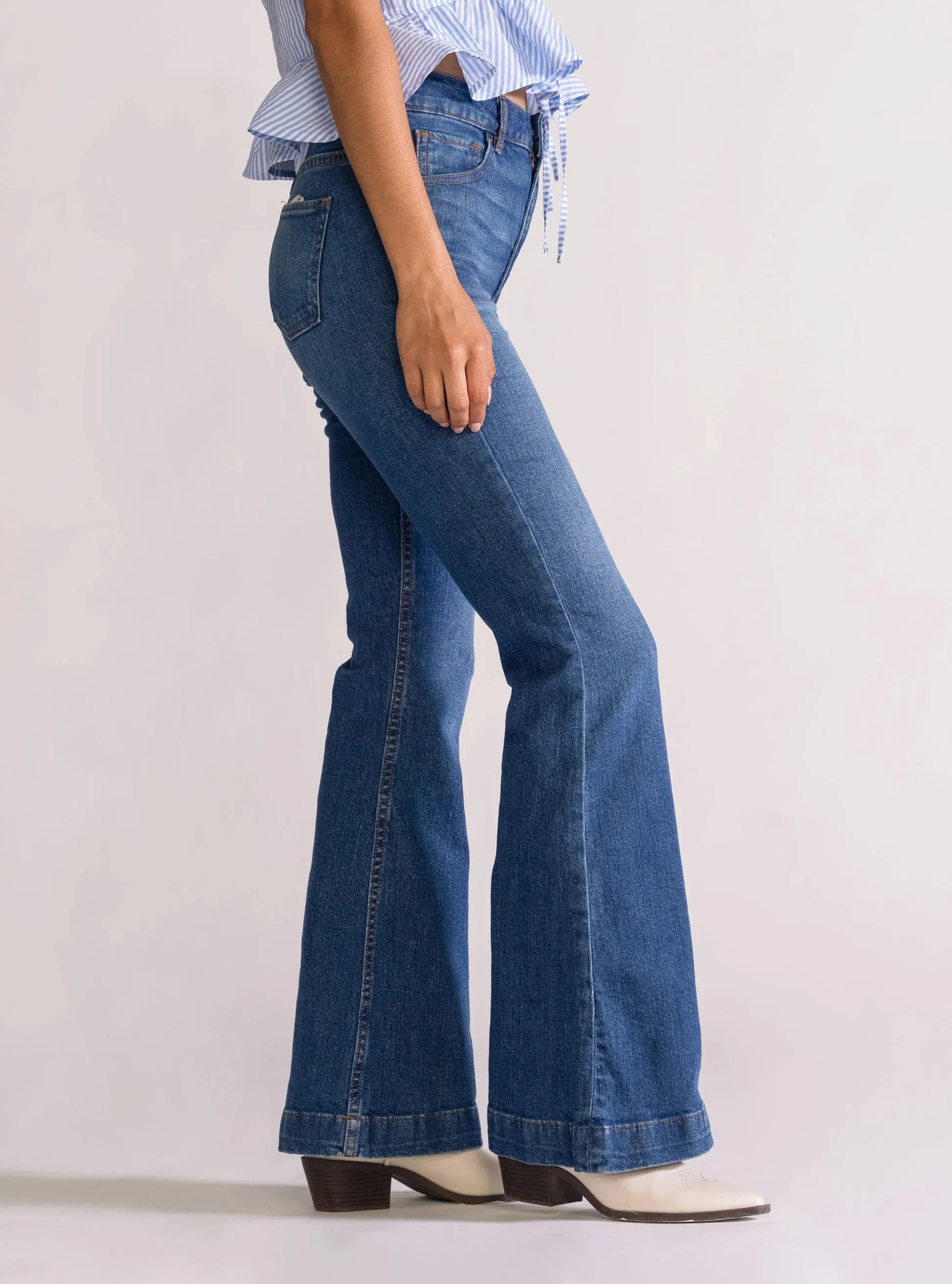 Boogie Wonderland Bell Bottom Jeans, Azul Claro